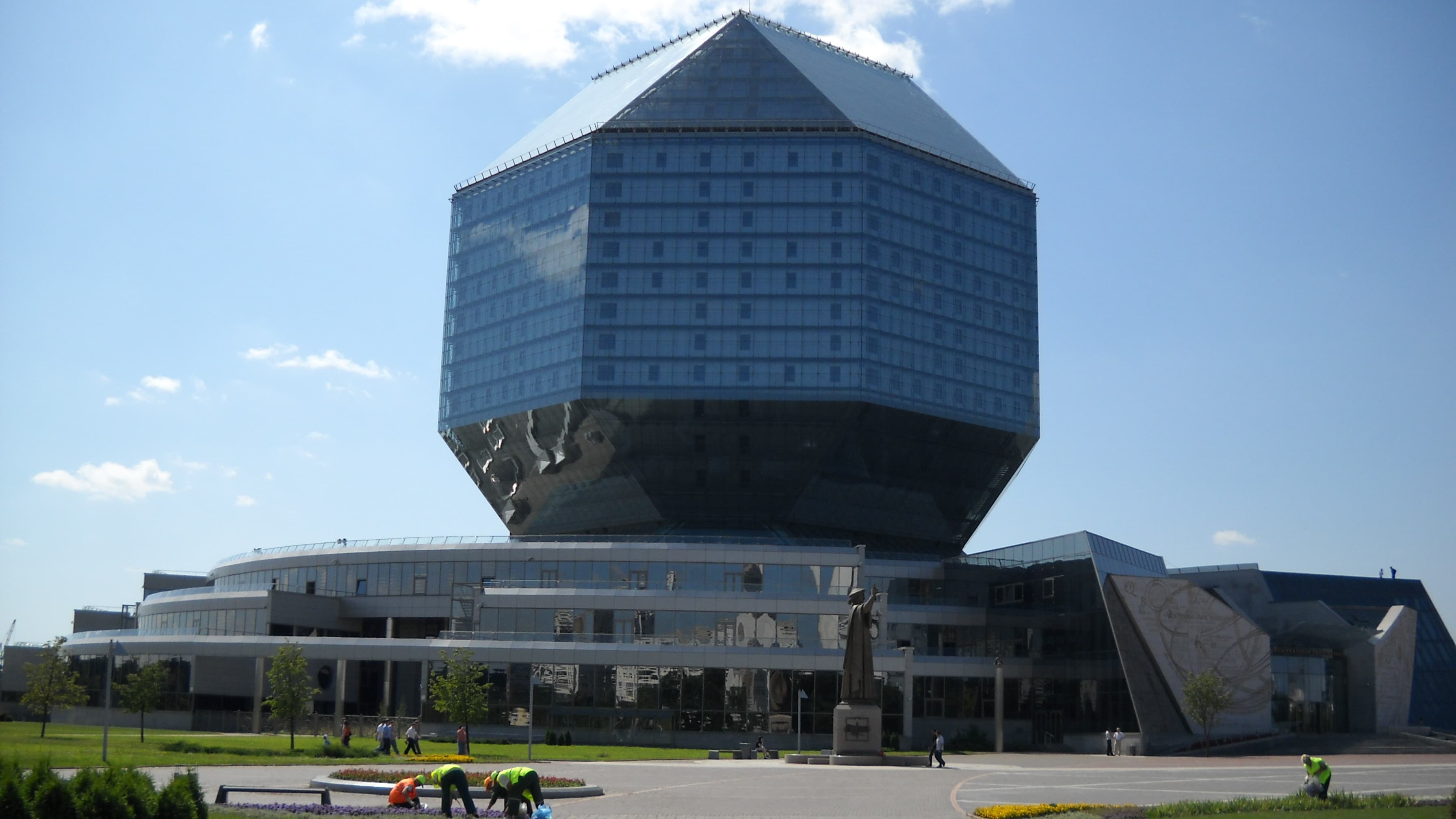 Minsk’te Belarus Milli Kütüphanesi’nin elmas biçimli modern mimarisi