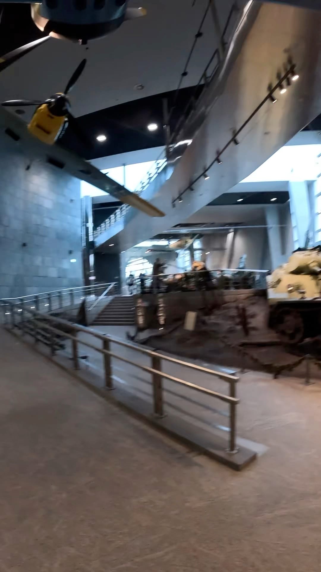 Minsk Büyük Vatanseverlik Savaşı Müzesi’nde uçak ve tank sergileri