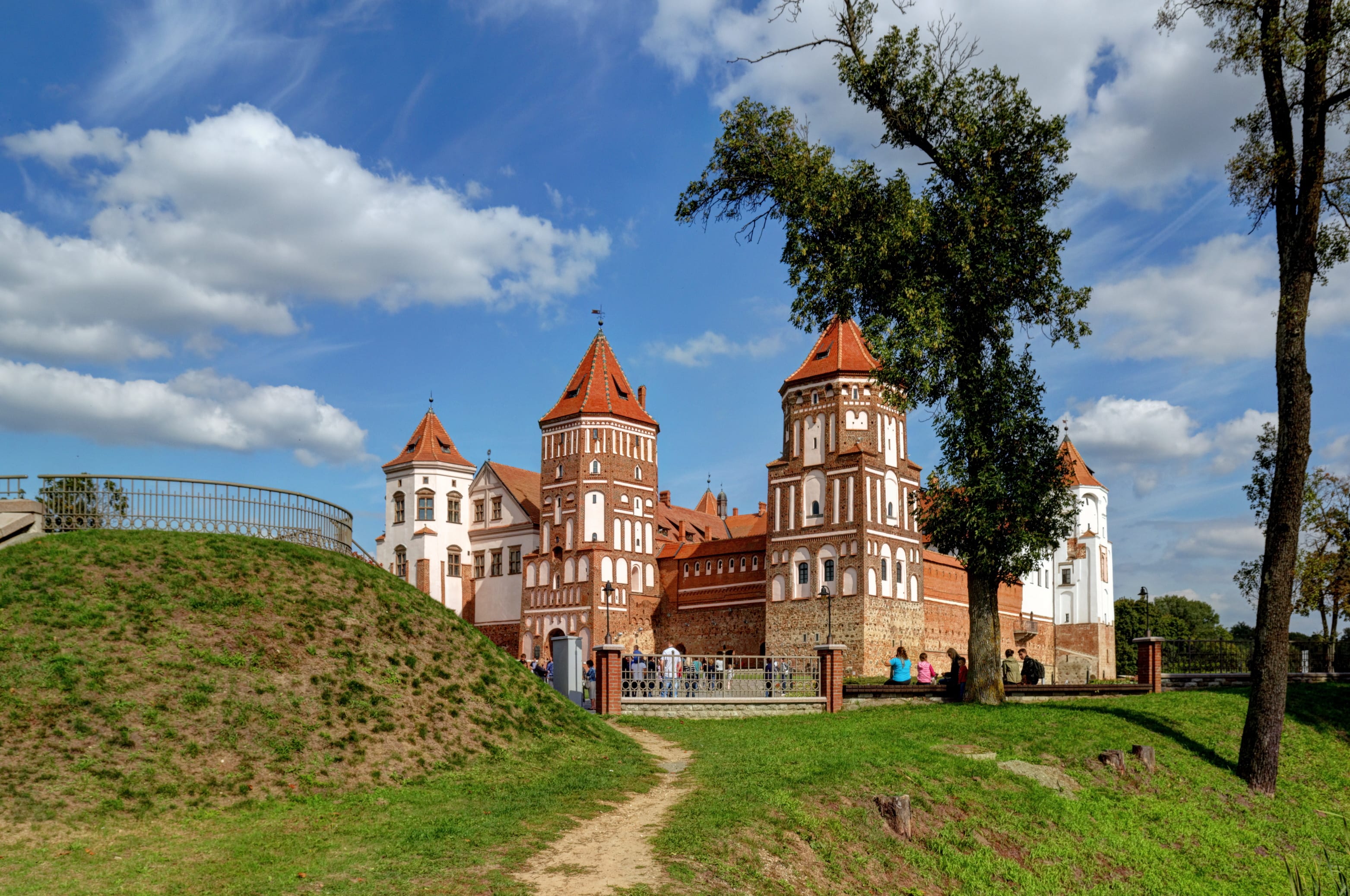 Belarus’taki Mir Şatosu’nun kuleleri ve tarihi surları