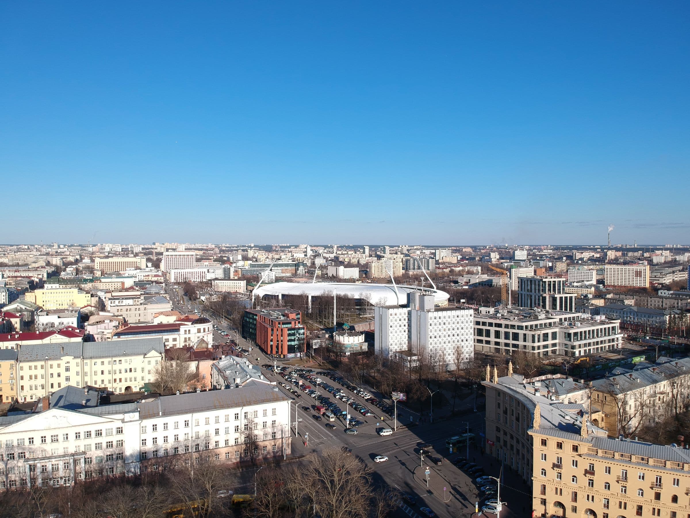 Minsk şehir merkezinin gündüz çekilmiş geniş panoraması